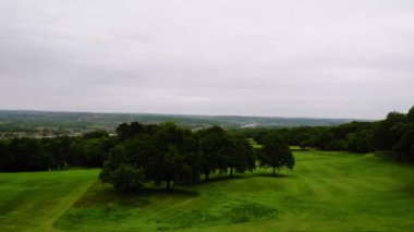 İngiltere 'de golf sahası İHA geniş açı 4k seçici odak noktası