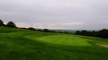 İngiltere 'de golf sahası İHA geniş çekim odaklı seçici odaklanma