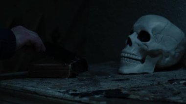 Yıldırım fırtınasında insan kafatası olan ürkütücü eski kitap seçici odaklanma görüntüsü