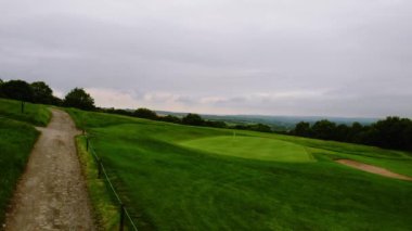 İngiltere 'deki golf sahalarına giden yol İHA' nın geniş açılı görüntüsü 4K seçici odak noktası.