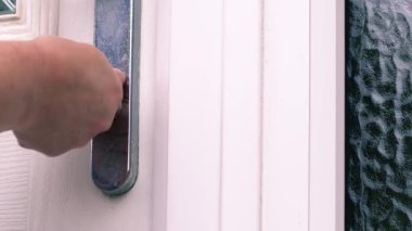 Ön kapıyı yavaş çekimde seçici odak ile elle aç