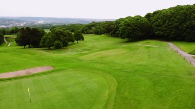 İngiltere 'de golf sahası İHA geniş çekim odaklı seçici odaklanma