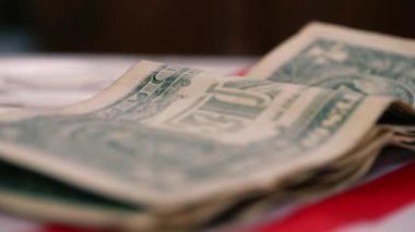 ABD Bayrak arkaplanındaki Amerikan doları 4k yakın çekim seçici odak noktası