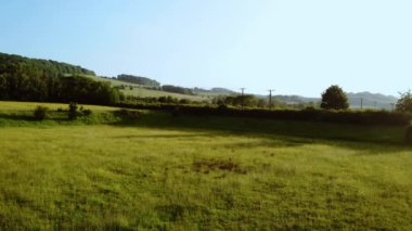 İngiltere 'nin kırsal kesiminde tarım arazisi. Sıcak güneş ışığı altında. İnsansız hava aracı seçici odak noktası.