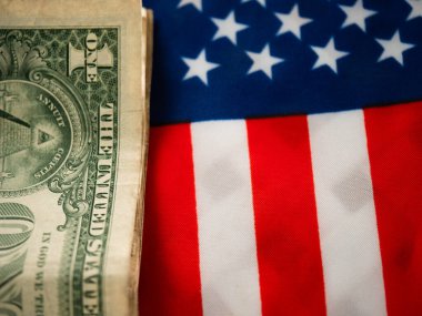 ABD Bayrağı arka planında Amerikan doları seçici odak noktasını kapat