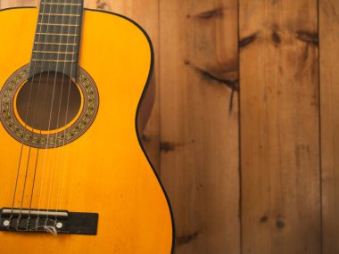 Ahşap arkaplan üzerine klasik gitar dizileri seçici odak noktası