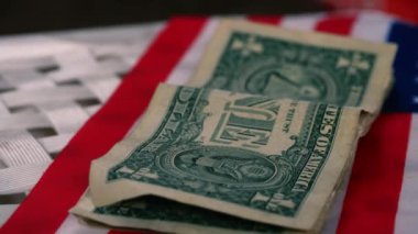 ABD Bayrak arkaplanındaki Amerikan doları 4k yakın çekim seçici odak noktası