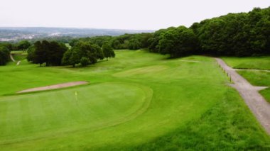 İngiltere 'de golf sahası İHA geniş açı 4k seçici odak noktası