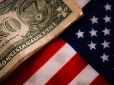 ABD Bayrağı arka planında Amerikan doları seçici odak noktasını kapat