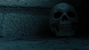 Yıldırım fırtınasında insan cadılar bayramı kafatasına sahip ürkütücü eski bina 4K seçici odak noktasını kapat