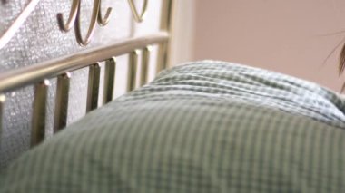 Kadın dinlenmek için başını yastığa koyar. 4K 'lık atış seçici odaklanma.