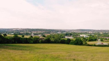 İngiltere 'deki Dewsbury kasabası geniş havadan eğik insansız hava aracı zoom seçici odak noktası
