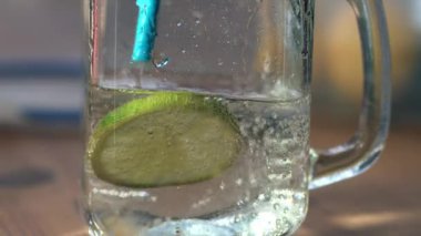 Fizzy soda bardakta servis edilir içme kavanozu yakın çekim yavaş çekim seçici odak