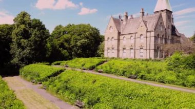 Yorkshire 'daki Bagshaw Müzesi geniş hava aracı 4k seçici odak noktası