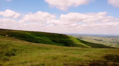 Holmfirth Yorkshire 'daki Peak District Ulusal Parkı kırsal alanı insansız hava aracı seçici odak noktası kuruyor.