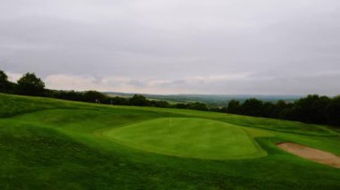 İngiltere 'de golf sahası İHA geniş açı 4k seçici odak noktası