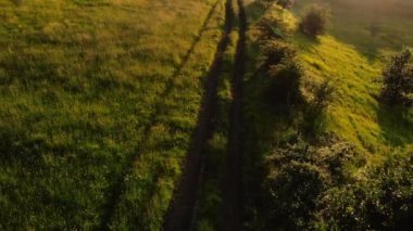 Gün batımında kırsal alanlardan geçen yol hava aracı zoom seçici odak noktası