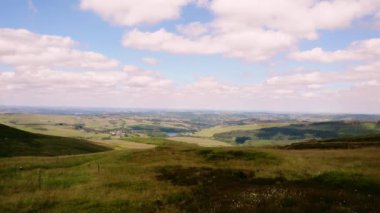 Holmfirth Yorkshire 'daki Peak District Ulusal Parkı kırsal alanı geniş 4k hava aracı seçici odak noktası