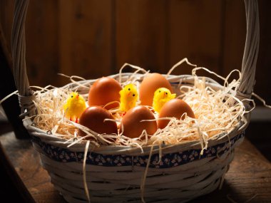 Renkli Paskalya dekorasyonları seçici odak merkezini gösterir