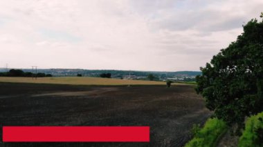 Kırsal kesimin arka planında yer alan enerji verimliliği derecelendirme ölçeği 4k hava aracı seçici odak noktası