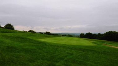 İngiltere 'de golf sahası İHA geniş çekim odaklı seçici odaklanma