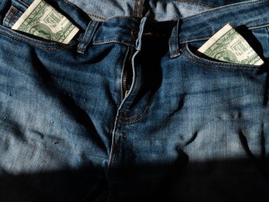 Kot pantolon cebinde dolar seçici odak noktası