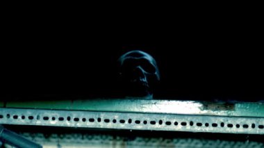 Yıldırım fırtınasında insan cadılar bayramı kafatasına sahip tüyler ürpertici eski bina seçici bir odak noktası.