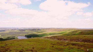 Holmfirth Yorkshire 'daki Peak District Ulusal Parkı kırsal alanı geniş 4k hava aracı seçici odak noktası