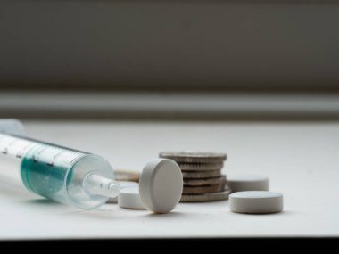 Tedavi ve ilaçların tedavi masrafları seçici odaklanma