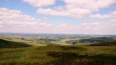 Holmfirth Yorkshire 'daki Peak District Ulusal Parkı kırsal alanı geniş zoom drone seçici odak noktası