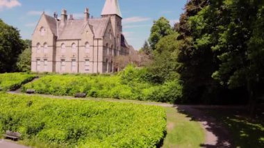 Yorkshire 'daki Bagshaw Müzesi geniş hava aracı 4k seçici odak noktası