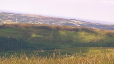 Holmfirth Yorkshire 'daki Peak District Ulusal Parkı kırsal alanı geniş zoom drone seçici odak noktası