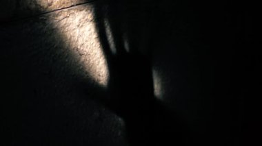 Duvardaki el gölgesi yakın çekim 4k seçici odak