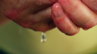 Eller taze suyu kavrıyor Makro 4 km yavaş çekim seçici odaklanma