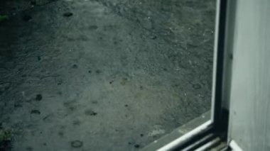 Şiddetli yağmur yağar ve kaldırıma sel basar. 4K seçici odak noktası