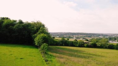 İngiltere 'nin Dewsbury kasabası geniş havadan eğik insansız hava aracı 4k seçici odak noktası