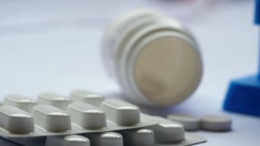 Ağrı kesici makro için beyaz ilaç. Doli yakınlaştırmasını kapat. Seçici odak noktası.