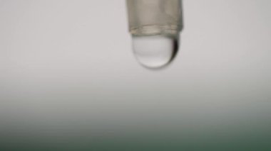 Sıvı çözelti şırıngadan düşer. Makro yakınlaştırmayı kapat. Yavaş çekim seçici odak noktası.