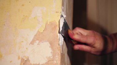 Ev alçıpanı üzerinde alçı onarılıyor. Orta boy yakınlaştırma görüntüsü seçici odak noktası