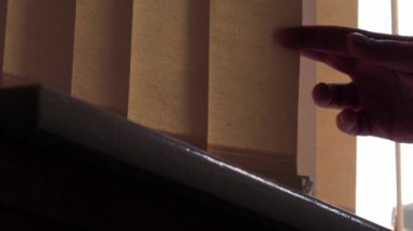 Pencereden dışarı bakmak panjurlar 4k yakın çekim yavaş çekim seçici odak