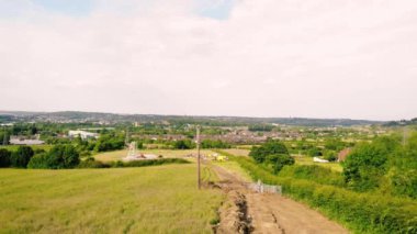 İngiltere 'deki Dewsbury kasabası geniş hava aracı 4k seçici odak noktası