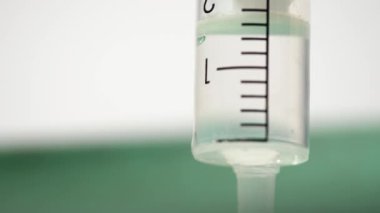 Şırıngada sıvı çözeltisi. Makro yakınlaştırma, yavaş çekim seçici odak noktası.