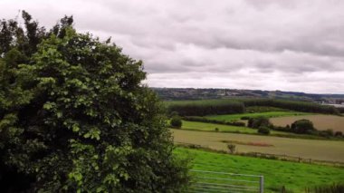 İngiltere 'nin kırsal kesimindeki çelenkler geniş havadan 4k eğimli insansız hava aracı seçici bir odak noktası.