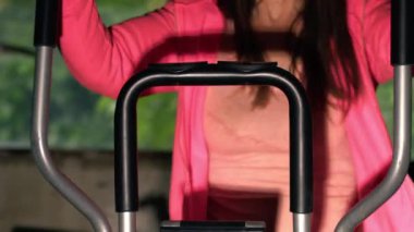 Egzersiz bisikletli kadın zoom yavaş çekim orta ekran seçici odak