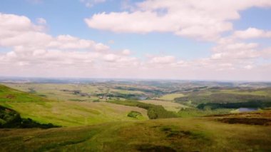 Holmfirth Yorkshire 'daki Peak District Ulusal Parkı kırsal alanı geniş zoom drone seçici odak noktası