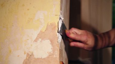 Ev alçıpanı 4K seçici odak noktasındaki alçı onarılıyor