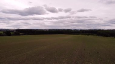 Yazın Yorkshire 'da tarım arazisi geniş hava manzarası insansız hava aracı zoom seçici odak noktası