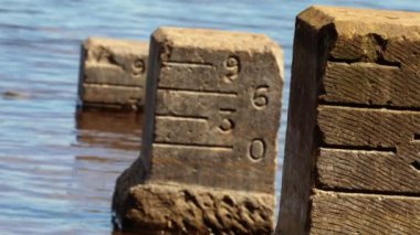 Reservoir oymalı taş su işaretleyici seviyesi orta yakınlaştırma görüntüsü seçici odak noktası