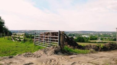 İngiltere 'deki Dewsbury kasabası geniş hava aracı 4k seçici odak noktası