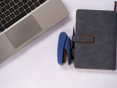 Ofis günlüğü dizüstü bilgisayarı ve zımba orta düz konum seçici odak noktası